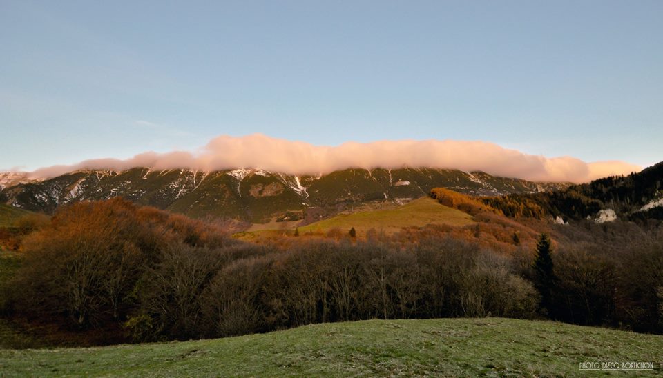 Novembre 2014 - Nella bellissima foto di Diego Bortignon, scatta il 23 novembre alle ore 07:30 da Novezzina, vediamo che le cime del versante orientale del Monte Baldo sono ricoperte da uno strano strato nuvoloso. Si tratta di banner clouds, nubi orografiche che si formano sottovento alla cresta principale di una catena montuosa quando il vento è perpendicolare ad essa. Il vento occidentale presente in quota quel giorno, infatti, ha provocato una zona di turbolenza ad est del Baldo (rotore) causando una regione di sollevamento proprio subito sotto alle cime del Baldo. L’umidità presente all’interno di tale zona di correnti ascendenti condensando ha dato origine alla nube.