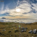 Ottobre 2014 - Nella foto di Claudio Chincarini, scattata il 20 Ottobre dal Monte Altissimo verso Sud, vediamo vari tipi di nuvole: cirri, cirri aviatici e cirrostrati ad alta quota, strati a bassa quota (i cirri aviatici sono le scie di condensazione causate dal carburante degli aerei).