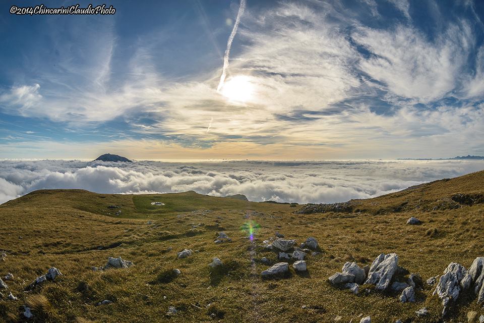 Ottobre 2014 - Nella foto di Claudio Chincarini, scattata il 20 Ottobre dal Monte Altissimo verso Sud, vediamo vari tipi di nuvole: cirri, cirri aviatici e cirrostrati ad alta quota, strati a bassa quota (i cirri aviatici sono le scie di condensazione causate dal carburante degli aerei).