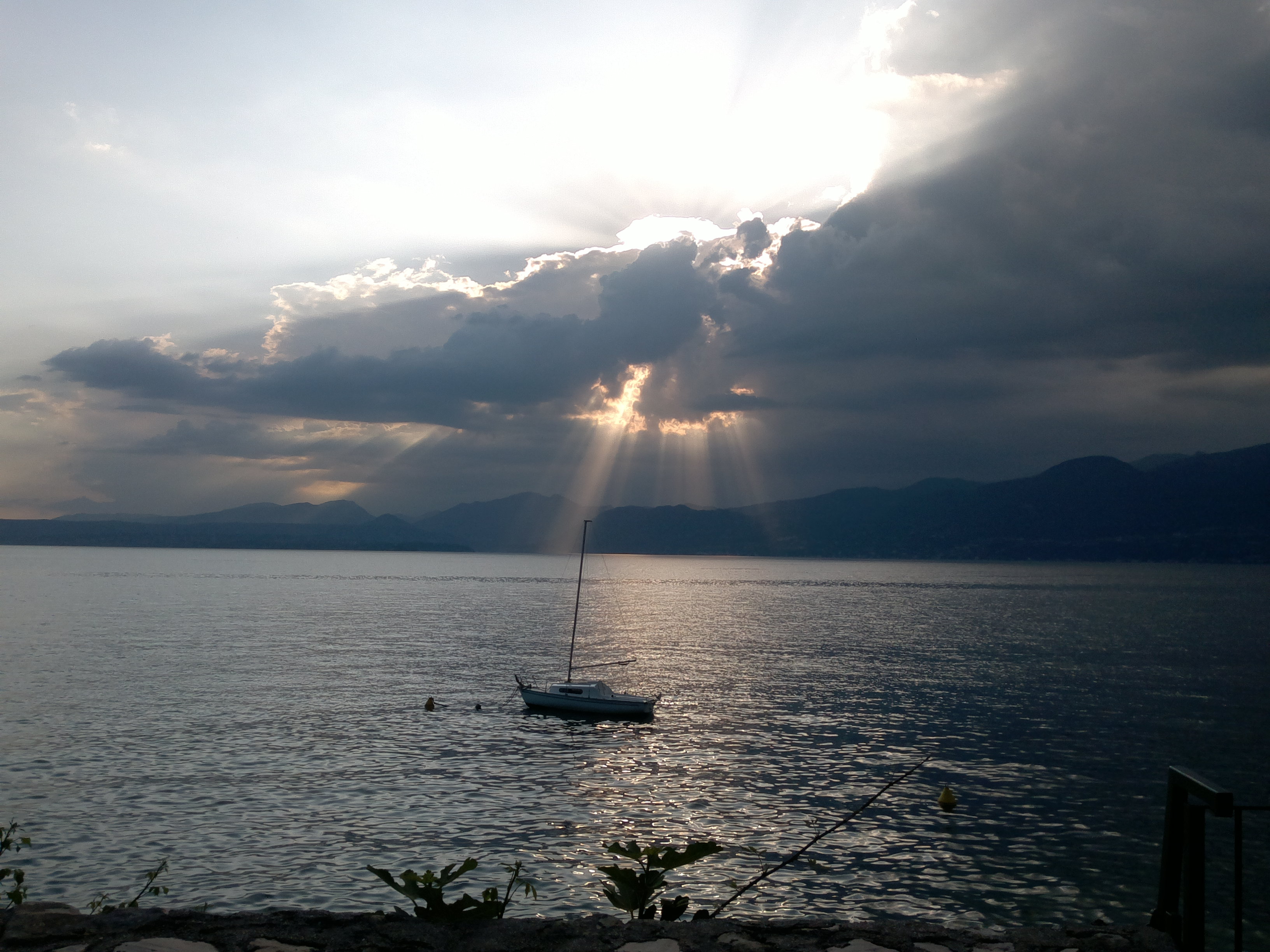 Settembre 2014 - Il sole al tramonto si nasconde dietro a strati e  stratocumuli, ma qualche raggio riesce a passare…