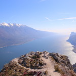 Aprile 2015 - La foto, scattata da Paolo Caurla il giorno 2 aprile da Cima Larici verso sud, mostra il rientro della foschia sull’alto lago di Garda. Ben visibile anche il versante occidentale del Monte Baldo ancora parzialmente innevato alle quote piu’ alte.