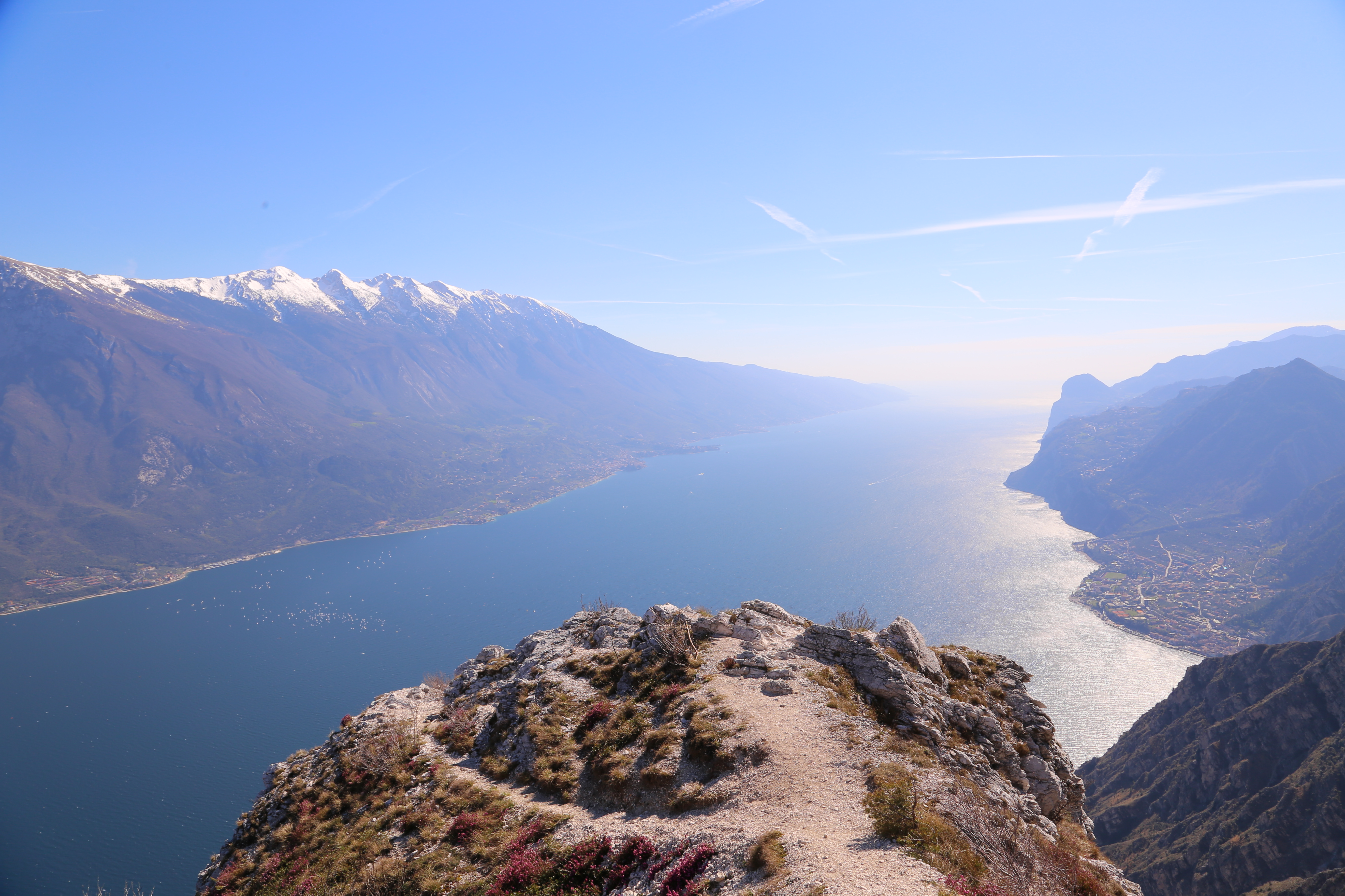 Aprile 2015 - La foto, scattata da Paolo Caurla il giorno 2 aprile da Cima Larici verso sud, mostra il rientro della foschia sull’alto lago di Garda. Ben visibile anche il versante occidentale del Monte Baldo ancora parzialmente innevato alle quote piu’ alte.