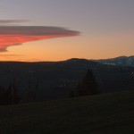 Febbraio 2015 - Nella foto di Cristian Colognato, scattata domenica 8 febbraio dalla Lessinia, si vede uno strato nuvoloso che si estende subito a sud del Monte Baldo. Si tratta di un’onda orografica formata da nubi da sottovento, chiamate anche nubi lenticolari o lee-clouds. Si formano quando intense correnti da Nord impattano sull’arco Alpino causando un’onda in atmosfera. Se vi sono particolari condizioni di umidità e stabilità atmosferica sottovento alla catena alpina, l’aria viene spinta verso l’alto in una zona stazionaria subito a sud delle montagne, dove la condensazione crea la nuvolosità che vediamo nella foto.