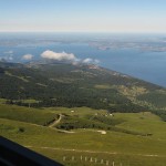 Giugno 2015 - Dopo il passaggio di una debole perturbazione nel giorno precedente, il primo mattino del giorno 24 giugno vede ancora piccoli strati nuvolosi a bassa quota in dissolvimento sui monti circostanti il Lago di Garda. Tale nuvolosità si dissolverà poi entro metà mattina, grazie al riscaldamento solare, per poi riformarsi nel pomeriggio sulle cime del Baldo. Nella foto, scattata dal Rifugio Chierego da Matteo Calzà, si vede anche l’Osservatorio Meteorologico Rifugio Fiori del Baldo sulla sinistra.