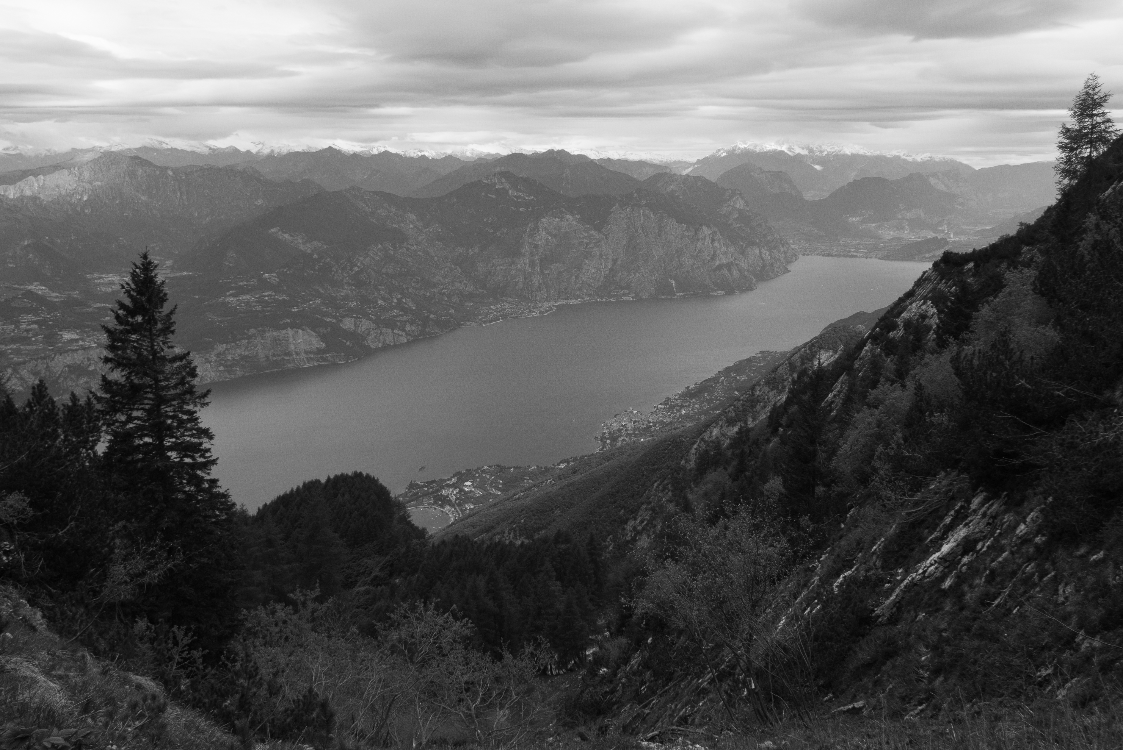 Maggio 2015 - Nella bellissima foto di Alessandro Camagna, strati e nembostrati sul Garda e sulle Alpi nella giornata di sabato 23 maggio. La perturbazione che ha interessato l’Italia settentrionale si sta allontanando verso sud-est, ma nel pomeriggio sarà ancora in grado di causare qualche precipitazione sull’Italia nord-orientale e sul Monte Baldo.