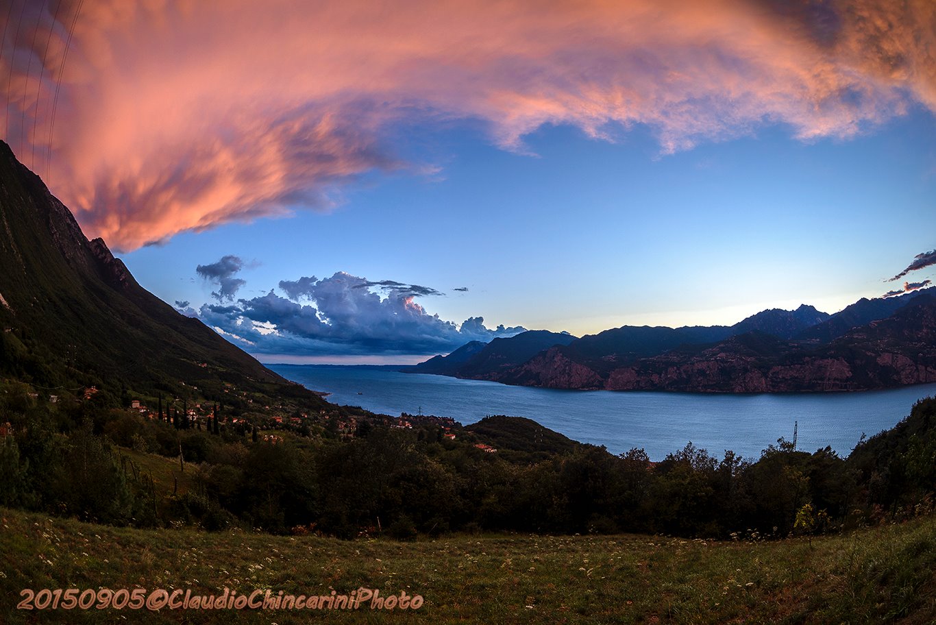Settembre 2015 - Nella foto di Claudio Chincarini vediamo delle curiose strutture nuvolose. Era il 5 settembre, ed una perturbazione aveva appena attraversato il veronese con alcuni temporali. I raggi del sole al tramonto illuminano la parte sommitale degli stratocumuli ancora presenti sulla zona del Lago di Garda, ma ampie schiarite avanzano da ovest, in seguito al passaggio del fronte perturbato.