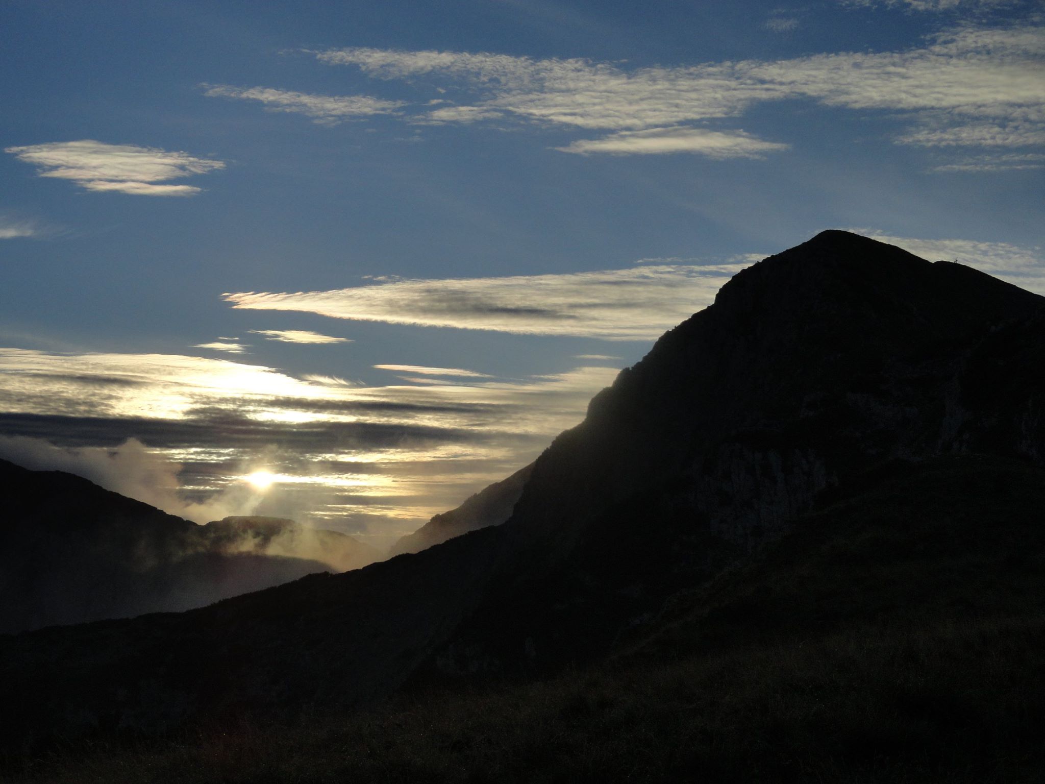 Agosto 2016 - Giochi di luce all’alba verso la pianura, tra nubi alte e basse. È fine agosto, e il raffreddamento notturno si fa via via più intenso, causando nuvolosità mattutina lungo i pendii. Foto di Diego Foroni.