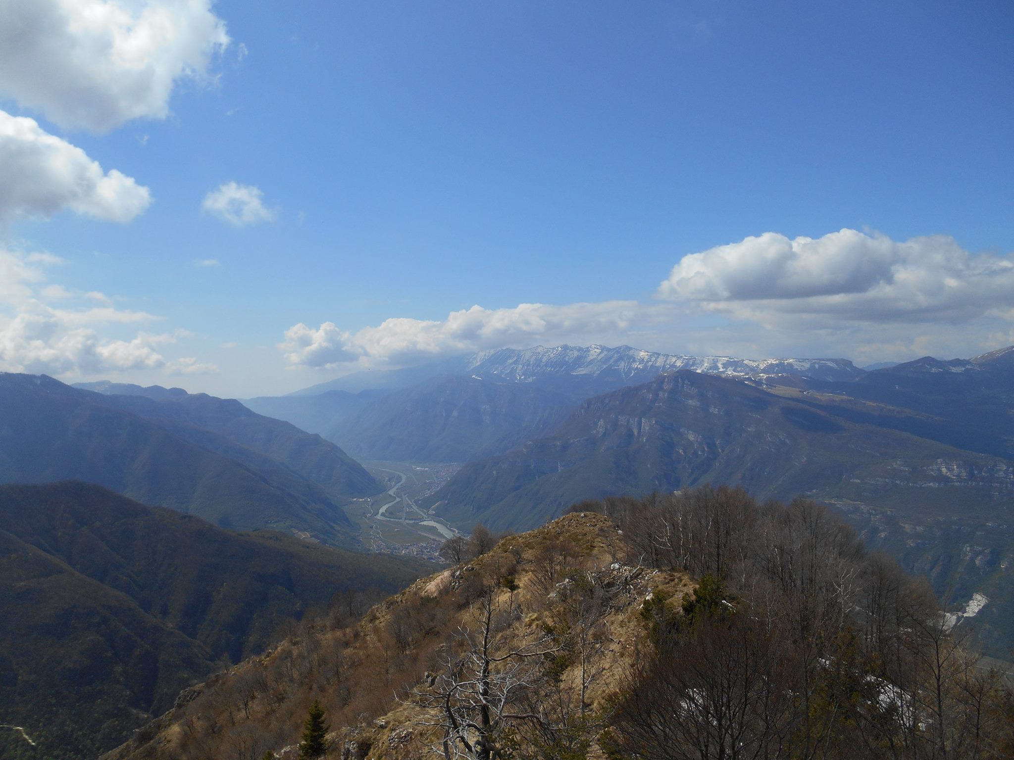 Aprile 2016 - Nella foto Pasini, foschia da Sud e qualche stratocumulo sul Baldo il giorno 10 Aprile, dopo il peggioramento che nei giorni precedenti ha interessato il Veneto.