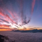 Dicembre 2016 - Non solo la nebbia sul Garda, ma anche cirri e altostrati si tingono di rosa sottovento alle Alpi al tramonto del giorno 11. Condizioni anticicloniche e venti in quota da nord-ovest hanno caratterizzato gran parte del mese di dicembre appena trascorso. Foto di Claudio Chincarini.