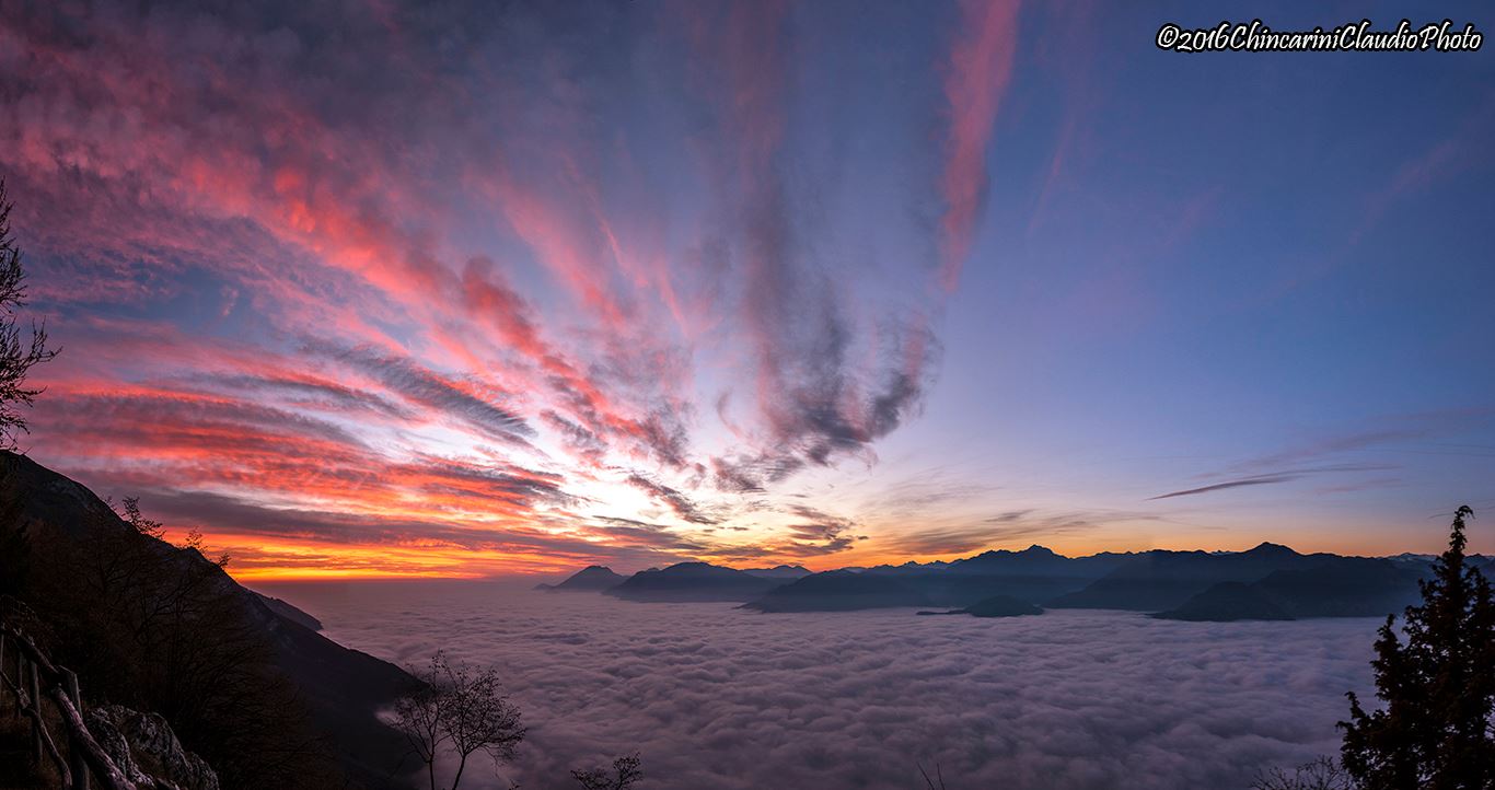 Dicembre 2016 - Non solo la nebbia sul Garda, ma anche cirri e altostrati si tingono di rosa sottovento alle Alpi al tramonto del giorno 11. Condizioni anticicloniche e venti in quota da nord-ovest hanno caratterizzato gran parte del mese di dicembre appena trascorso. Foto di Claudio Chincarini.