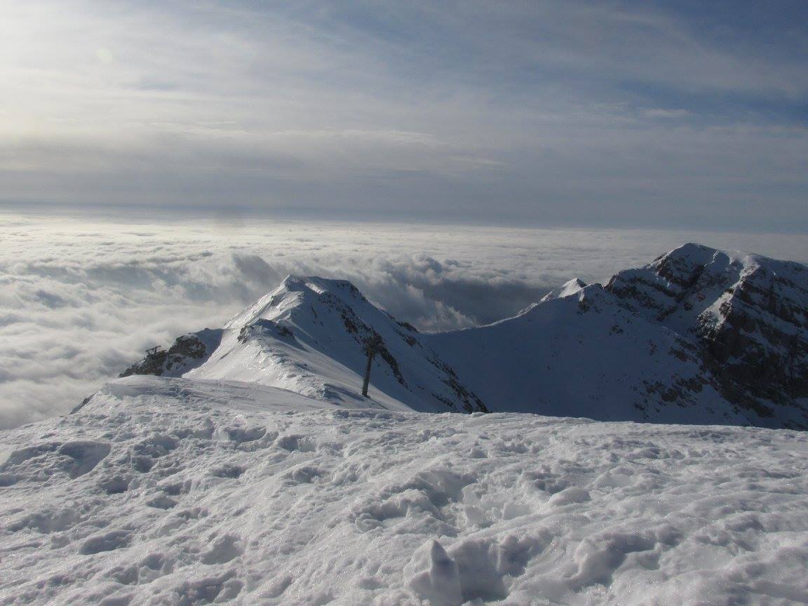 Febbraio 2016 - La foto è stata scattata da Dario Adami il 22 febbraio: mentre uno strato di nebbia si è formato sulla pianura Padana, dal Baldo si possono vedere cirri, cirrostrati e altostrati, causati da un fronte caldo. E infatti quel giorno la temperatura è rimasta sempre al di sopra degli zero gradi ai 1850 metri dell’Osservatorio meteorologico Rifugio Fiori del Baldo.