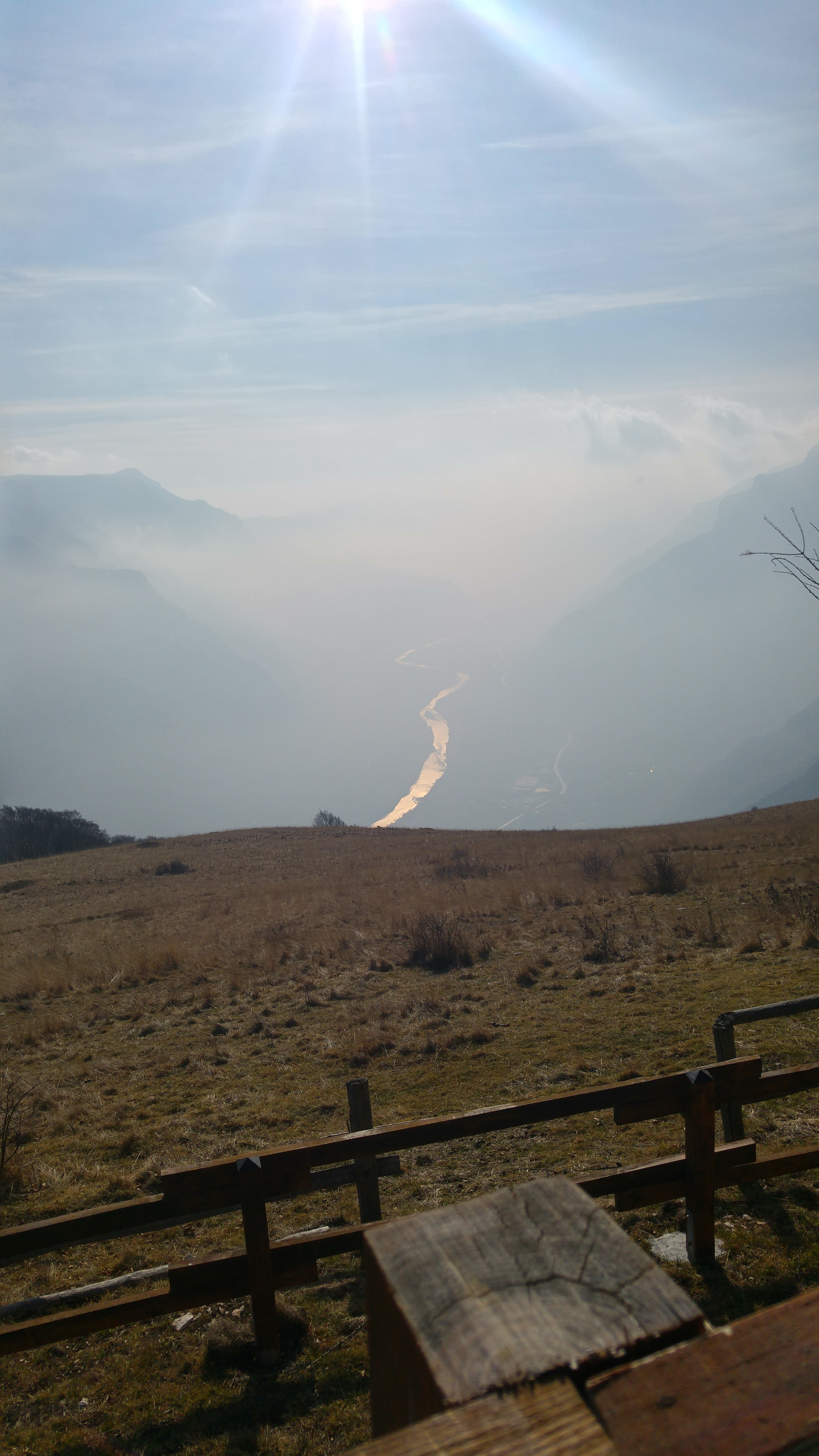 Gennaio 2016 - Nell’ennesima giornata di questo pseudo inverno caratterizzata dalla presenza dell’alta pressione, durante le ore centrali la nebbia si spinge dalla Pianura Padana in Val d’Adige, sospinta dalle brezze termiche tipiche delle valli. La foto di Valeria Donatelli, scattata il 31 gennaio sopra Avio verso sud, mostra bene questo fenomeno, e grazie ad un magico gioco di riflessi il fiume Adige diventa un filo dorato che si perde nella foschia. Da sottolineare anche le nubbi cirriformi ad alta quota, causate dalle correnti nord-occidentali associate al fronte caldo che in quelle ore stava valicando le Alpi.