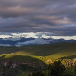 Maggio 2016 - Nella foto Giavoni, riflessi di luce sulla Lessinia e ultime nubi sul Baldo. Correnti settentrionali in quota hanno appena scavalcato l’arco alpino e stanno per scalzare la nuvolosità della perturbazione ormai allontanatasi verso sud-est.