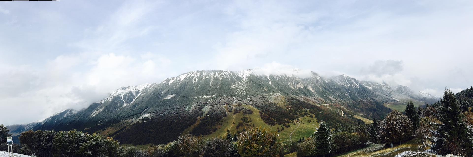 Ottobre 2016 - Contrasti di colori sul Baldo in occasione della prima neve, fotografata il giorno 11 da Elisa Castelletti durante le prime schiarite seguite alla perturbazione.