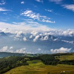 Settembre 2016 - Nella bellissima foto di Claudio Chincarini, le prime schiarite dopo la pioggia fanno evaporare la molta umidità presente al suolo producendo una danza di nubi lungo i versanti. In quota, l’effetto della perturbazione è ancora visibile grazie agli alti cirri e cirrostrati.