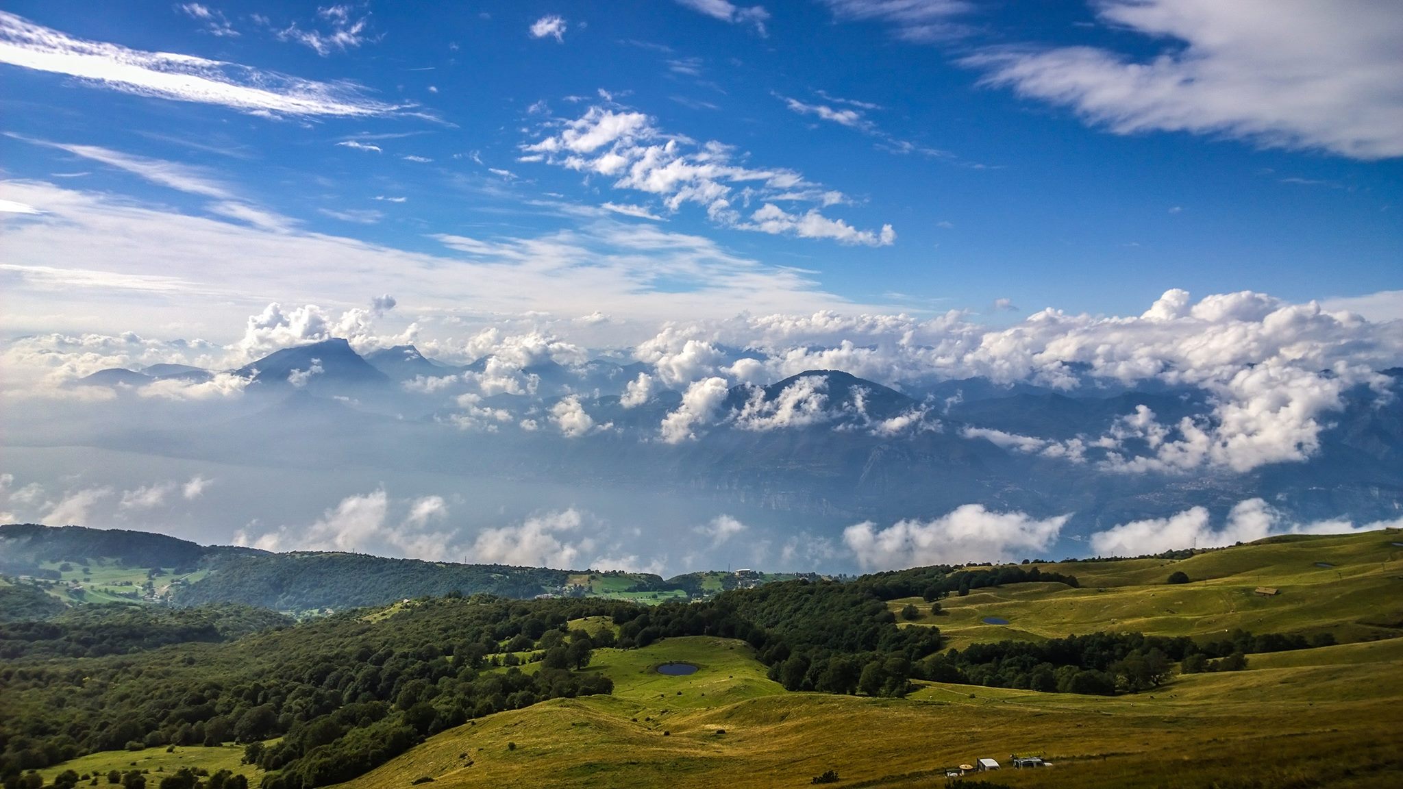 Settembre 2016 - Nella bellissima foto di Claudio Chincarini, le prime schiarite dopo la pioggia fanno evaporare la molta umidità presente al suolo producendo una danza di nubi lungo i versanti. In quota, l’effetto della perturbazione è ancora visibile grazie agli alti cirri e cirrostrati.