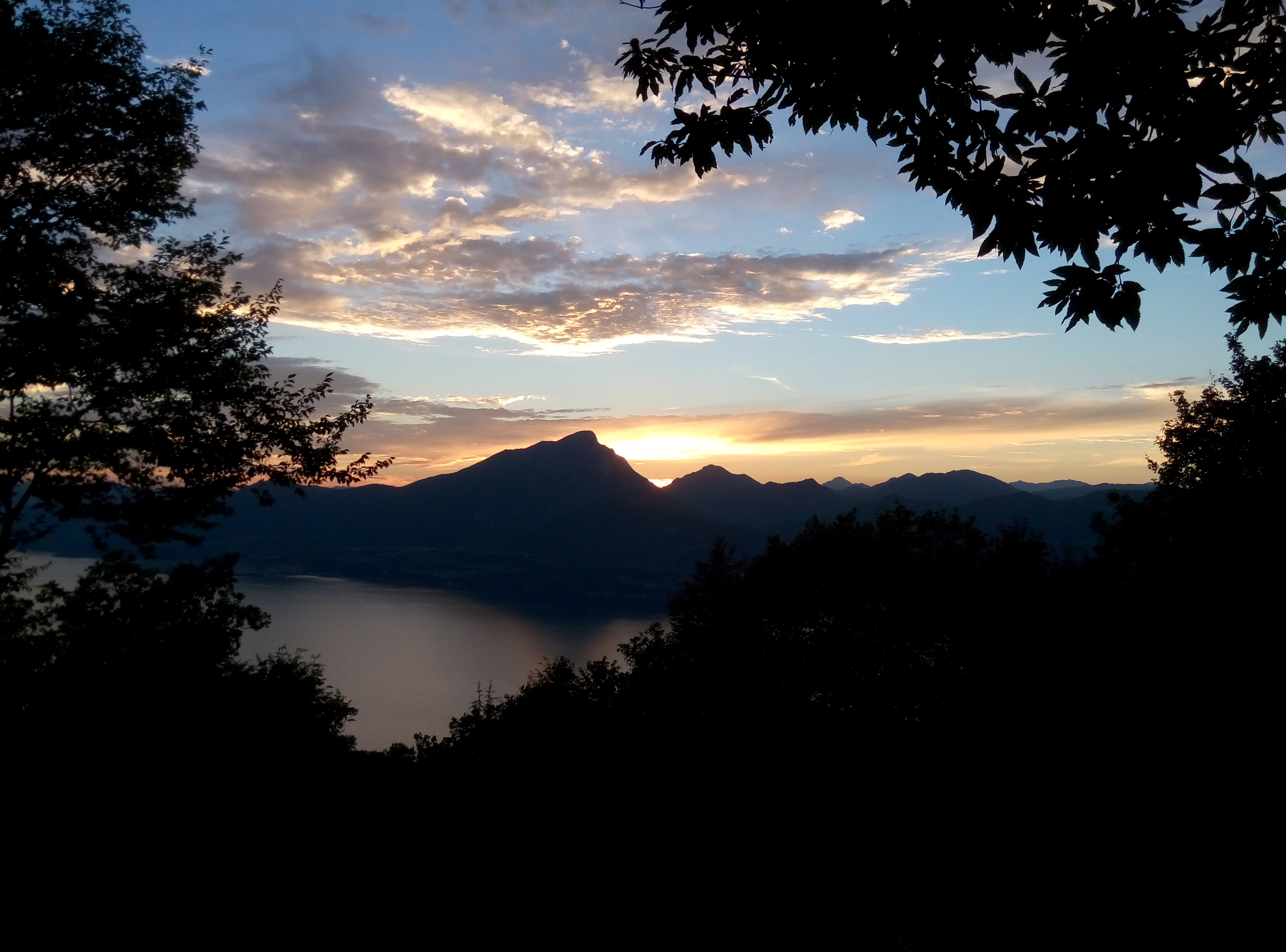 Agosto 2017 - Giochi di luce al tramonto nella foto del mese di agosto, scattata da Gabriele Lazzarini da San Zeno di Montagna verso ovest.