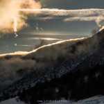 Dicembre 2017 - La bellissima foto di Laura Sartor è stata scattata il 31 dicembre, quando le correnti in quota si sono orientate da sud-ovest e hanno cominiciato a trasportare aria più umida verso le Alpi., specialmente nella bassa atmosfera. A ridosso del Monte Baldo si è cosi formato uno strato nuvoloso, per alcuni noto come "El Cavalon", mentre l'arrivo di aria via via più umida anche in quota produceva i primi cirri.