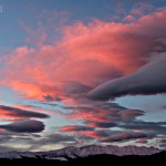 Febbraio 2017 - Nella foto di Paola Giacopuzzi, entriamo in un acquario. Numerose nubi a forma di pesce, infatti, invadono il cielo del tramonto e si tingono di rosa, con il Baldo che resta a guardare. Si tratta di nubi lenticolari, che si formano frequentemente quando il vento da nord scavalca le Alpi in condizioni di stabilità atmosferica.