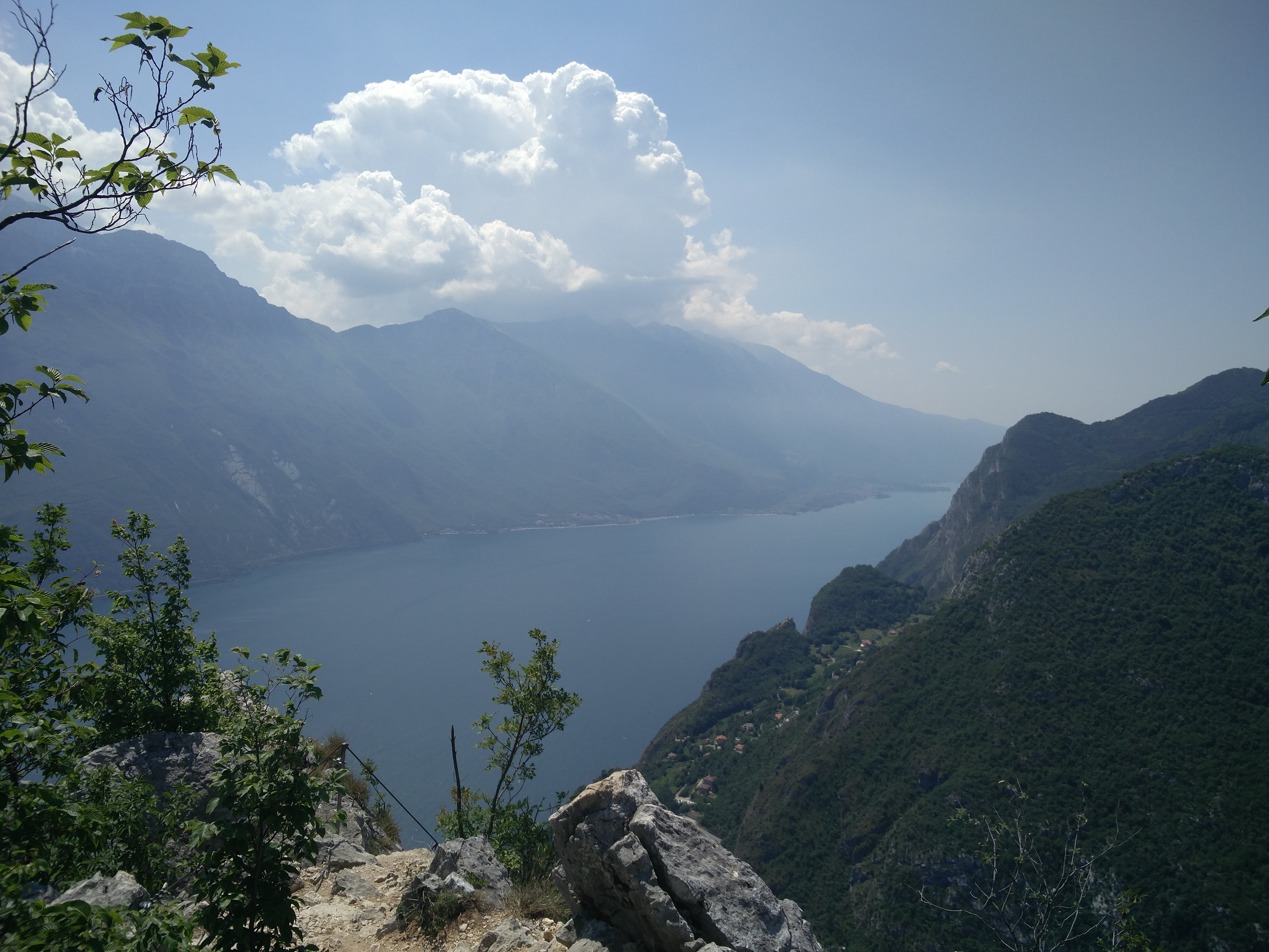 Giugno 2017 - Sviluppo cumuliforme sul Monte Baldo di notevole fascino quello immortalato da Simone Buttura il giorno 3 del mese. L'aria calda e umida presente negli strati più bassi dell'atmosfera viene spinta verso l'alto dalle brezze di versante, che portano alla condensazione il vapore acqueo presente creando la nube.