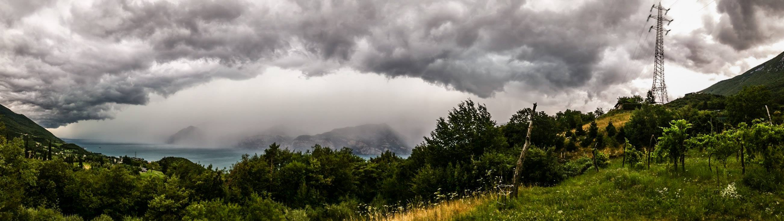 Luglio 2017 - Il giorno 24 un forte temporale in arrivo da ovest è stato immortalato dall'obiettivo di Claudio Chincarini. I contrasti di colori tra cielo, lago e monti la fanno da padrone...