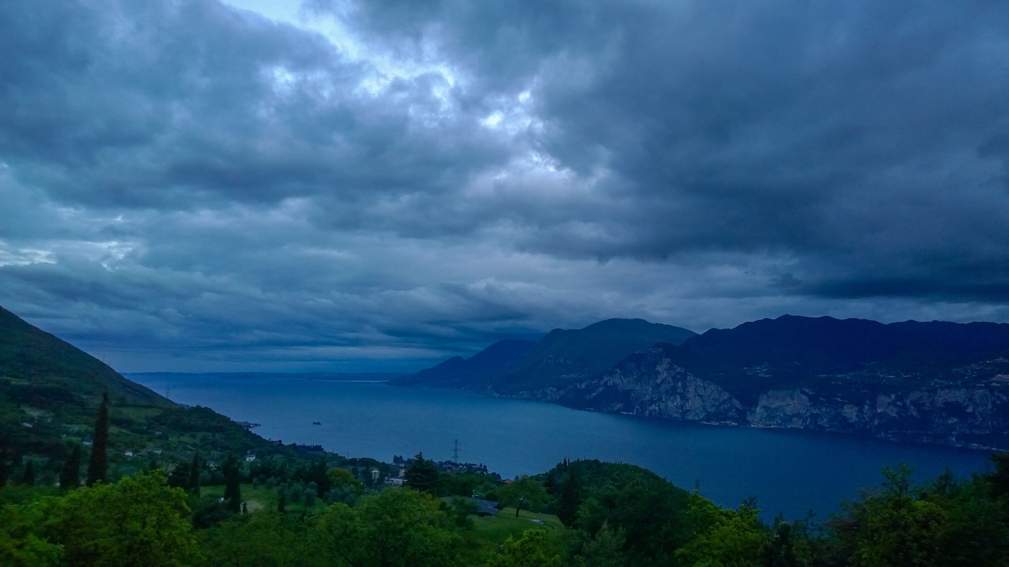 Maggio 2017 - La foto di Claudio Chincarini, scattata il giorno 3 dopo il passaggio di un fronte occluso sulla zona alpina, mostra che le bellezze naturali della zona Garda - Baldo sono affascinanti anche col maltempo!