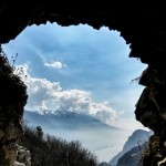 Marzo 2017 - nella bellissima foto del mese di marzo, di Paola Giacopuzzi, possiamo chiaramente notare il passaggio dall'inverno alla primavera: la neve presente sulle cime del Baldo e le prime nubi cumuliformi. È il giorno 25, e l'Italia settentrionale è interessata da una sella anticiclonica che garantisce tempo soleggiato. La foschia è ben presente sulla pianura Padana, e la radiazione solare ormai intensa provoca la formazione di nubi convettive sulle cime del Baldo.