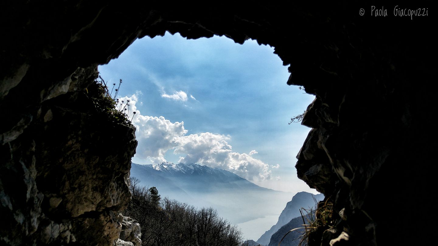 Marzo 2017 - nella bellissima foto del mese di marzo, di Paola Giacopuzzi, possiamo chiaramente notare il passaggio dall'inverno alla primavera: la neve presente sulle cime del Baldo e le prime nubi cumuliformi. È il giorno 25, e l'Italia settentrionale è interessata da una sella anticiclonica che garantisce tempo soleggiato. La foschia è ben presente sulla pianura Padana, e la radiazione solare ormai intensa provoca la formazione di nubi convettive sulle cime del Baldo.