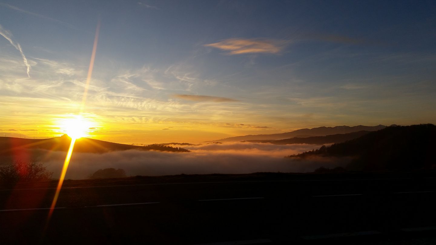 Novembre 2017 - Il tramonto del giorno 11, immortalato da Elisa De Nale dal Parparo Alto, ci regala una vista mozzafiato caratterizzata da uno strato di alti cirri, sospinti da intense correnti nord-occidentali in quota, e uno strato di nubi basse, reminiscenza della perturbazione del giorno precedente. Il profilo del Baldo fa da cornice a questo quadretto di stupendi colori.