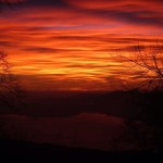 Ottobre 2017 - Adelia Pezzini ha immortalato il tramonto più famoso degli ultimi tempi, quello di domenica 29 ottobre, dal Monte Baldo. Una forte corrente nord-occidentale ha scavalcato le Alpi e, grazie al giusto mix di umidità e stabilità atmosferica, ha generato onde orografiche che hanno portato alla formazione di stupende nubi lenticolari. Illuminate da sotto dai raggi solari al tramonto, tali nubi hanno regalato uno spettacolo per tutti nei cieli del Nord Italia.