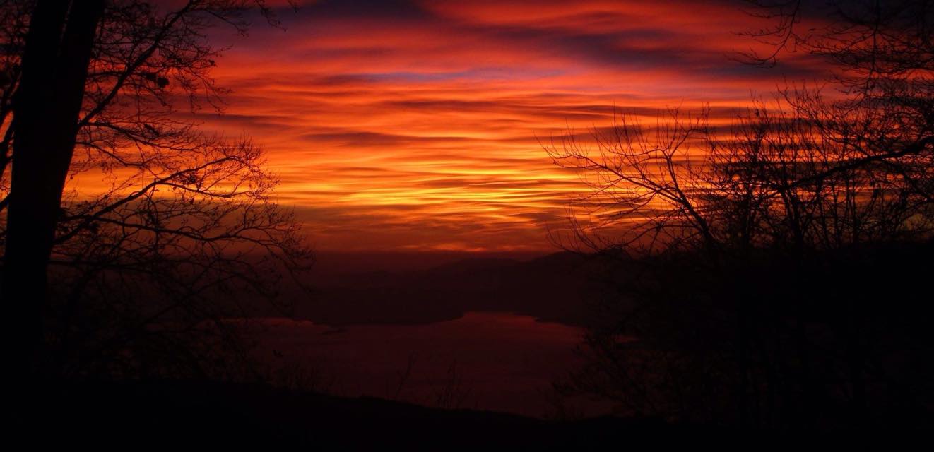 Ottobre 2017 - Adelia Pezzini ha immortalato il tramonto più famoso degli ultimi tempi, quello di domenica 29 ottobre, dal Monte Baldo. Una forte corrente nord-occidentale ha scavalcato le Alpi e, grazie al giusto mix di umidità e stabilità atmosferica, ha generato onde orografiche che hanno portato alla formazione di stupende nubi lenticolari. Illuminate da sotto dai raggi solari al tramonto, tali nubi hanno regalato uno spettacolo per tutti nei cieli del Nord Italia.