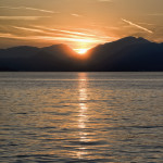 Settembre 2017 - Diego Bortignon ci regala questo scatto al tramonto dal Lago di Garda, in cui il riflesso della luce del sole tra l'acqua del lago, i cirri e cirrostrati e i contrails la fanno da padrone.