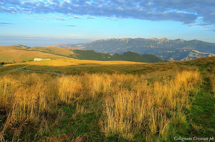 Agosto 2015 - Nella bella foto di Cristian Colognato il Monte Baldo al sorgere del sole in una domenica di bel tempo di fine agosto. Solo qualche foschia sulla pianura e sul basso Garda e qualche strato nuvoloso sulle Prealpi.