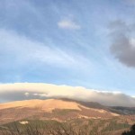 Gennaio 2017 - Nella Foto di Elisa Castelletti, "El Cavalon", come i vecchi della Val d'Adige erano soliti chiamare tale nube, nella mattinata del 30 gennaio. La parte più avanzata della perturbazione che dopo molti giorni di alta pressione sta avvicinandosi alle Alpi trasporta aria umida che condensa sul Monte Baldo. Al di fuori della regione del sollevamento, l'aria è comunque secca, e i bordi della nube appaiono quindi molto netti. Un ringraziamento a Meteo Caprino Veronese.