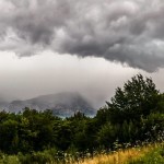 Luglio 2017 - Il giorno 24 un forte temporale in arrivo da ovest è stato immortalato dall'obiettivo di Claudio Chincarini. I contrasti di colori tra cielo, lago e monti la fanno da padrone...